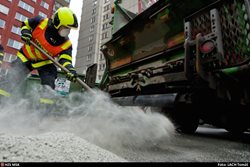 Ostravští hasiči čistili na Dubině velkou olejovou skvrnu z popelářského vozu