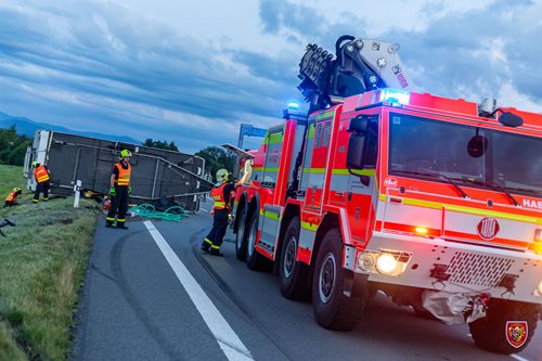Převrácený karavan zastavil provoz na silnici I/57 u Hladkých Životic