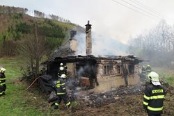 Při požáru domu v Hanušovicích se popálila jedna osoba