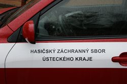 Požár domu v Ústí nad Labem.  Hasiči z domu vynesli devatenáct lidí. Všichni byli nadýchaní kouře.   