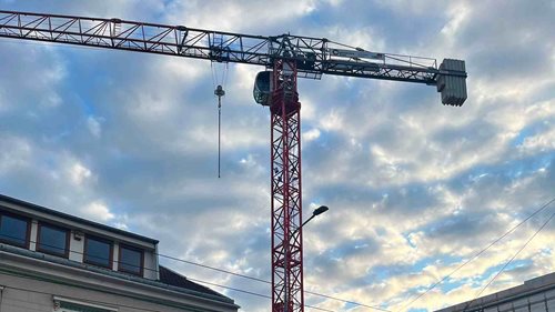 Podnapilý muž vylezl na vysoký jeřáb a odmítal slézt. Dolů ho dostala zásahová jednotka