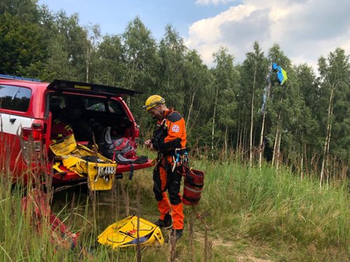 Záchrana Paraglidisty z korun stromů