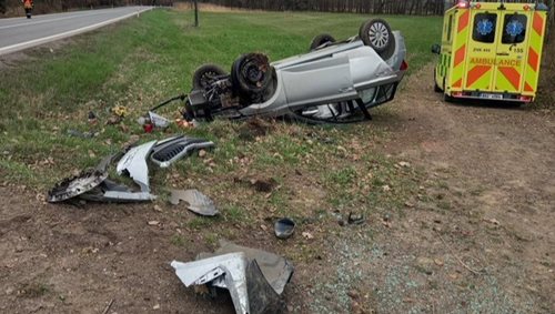 Nehoda skončila převráceným vozem mimo silnici