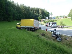 Nehoda dvou motocyklů a dodávky se obešla bez vážnějšího zranění