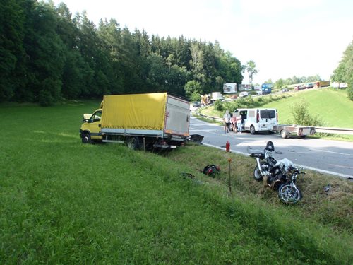 Nehoda dvou motocyklů a dodávky se obešla bez vážnějšího zranění