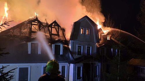 Rozsáhlý požár dvoupatrové budovy zaměstnal desítky hasičů