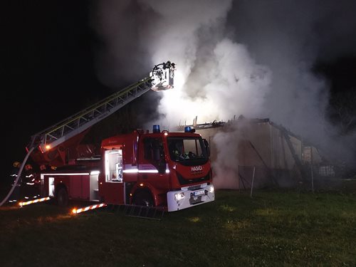 Požár zničil stodolu se zemědělskou technikou: Škoda přesáhla milion korun