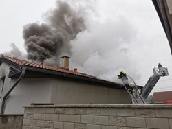 Šest jednotek likvidovalo požár rodinného domu v Tuchoměřicích