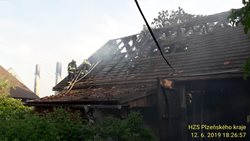 Požár dvou stodol v Dobroticích