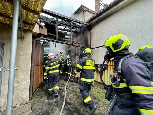 Požár přístavku s palivovým dřívím