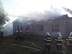 Při požáru domu byl vyhlášen druhý stupeň