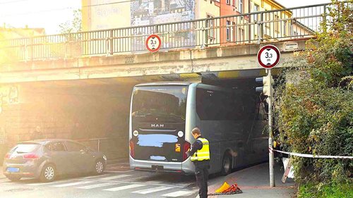 Autobus uvízl pod mostem. Vyprostit ho musely tři jednotky hasičů