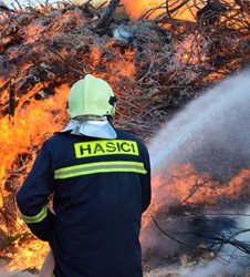 Hasiči varují: Jak bezpečně pálit klestí a vyhnout se požáru