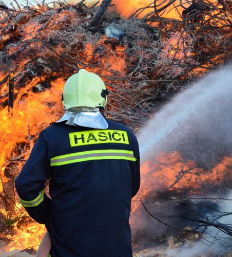 Hasiči varují: Jak bezpečně pálit klestí a vyhnout se požáru