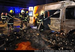 Při požáru karavanu v Praze 3 uhynuli dva psi, požár způsobil škodu 100.000 korun