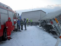 Převrácený nákladní přívěs zablokoval silniční i železniční dopravu na Vsetínsku.