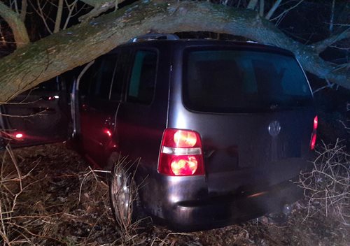 Policie dopadla hledaného muže po nebezpečné jízdě a útoku na bývalou přítelkyni