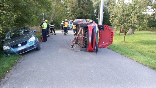 Srážka dvou aut ochromila dopravu, vozy skončily v příkopu i na boku