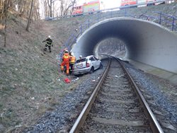 Moravskoslezští hasiči ráno vyprošťovali tři osoby u dvou nehod
