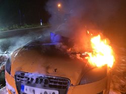 V Petříkově nedaleko Velkých Popovic  shořelo v noci sportovní Audi