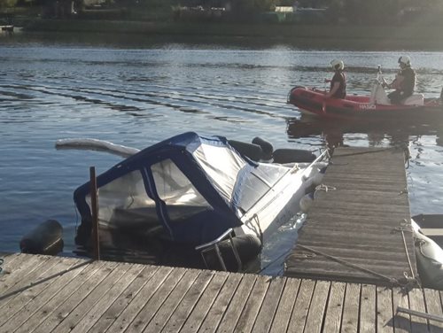 Potopená loď v Týně nad Vltavou vyžádala zásah potápěčů i jeřábu