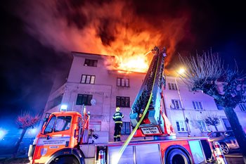 Noční požár: Evakuováno 26 osob