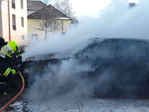V Bystřici nad Pernštejnem hořel  osobní vůz, požár se obešel bez zranění