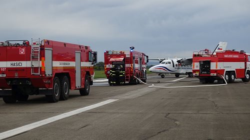 Na letišti proběhlo cvičení záchranářů: Havárie letadla se 60 zraněnými