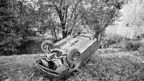 Auto skončilo u železniční trati, další převrácené v příkopu. Dvě nehody si vyžádaly dva životy