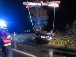 Na Zlínsku osobní automobil přerazil strom a převrátil se na střechu.