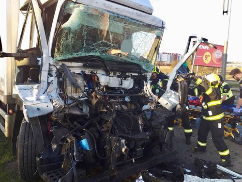 Střet nákladních vozidel ochromil dopravu