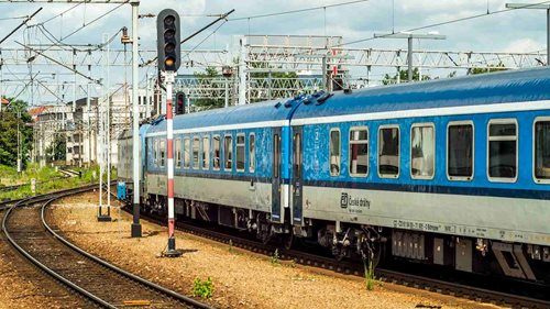 Tragický střet ve Zlíně. Senior vstoupil před projíždějící vlak a na místě zemřel