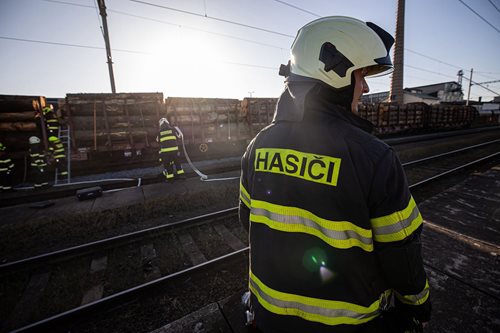 Plameny na kolejích: Deset jednotek hasičů zastavilo požár vlaku