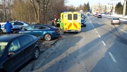 Provoz na silně frekventované silnici u Kaplice komplikovala nehoda