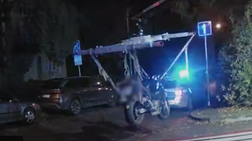 Motocyklista se zákazem řízení skončil na služebně