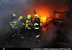 Požár haly v Praze 4 likvidovalo přes 100 profesionálních a dobrovolných hasičů, škoda bude několik desítek milionů