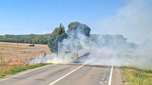 Čtyři požáry během jediného dne na Prostějovsku. Hořelo pole, tráva, dodávka i návěs kamionu