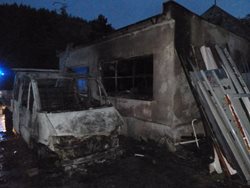 Od hořícího vozidla se požár rozšířil na garáž