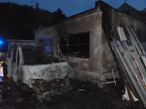 Od hořícího vozidla se požár rozšířil na garáž