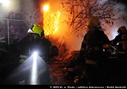 Sedm jednotek zasahovalo u požáru jednopodlažní budovy v pražských Vršovicích