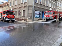 Vylitá smetana z kamionu v Benešově nad Ploučnicí