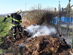 Olomoucký hasiči řeší požáry spojené s vypalováním klestí a trávy