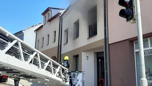 Hasiči zachránili při požáru bytu dvě osoby i domácí mazlíčky