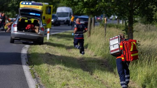 Auto po nehodě začalo hořet. O život posádky bojovali jako první náhodní svědci