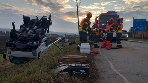 Kolize s pracovní plošinou zanechala vážné následky: Hasiči museli vyprošťovat zraněné