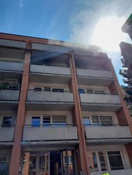Hasiči museli evakuovat 27 osob při požáru bytu ve Frenštátu pod Radhoštěm
