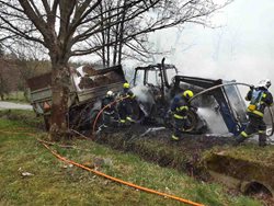Plameny zničily nejen traktor, ale i vozovku