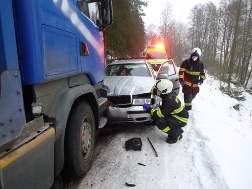 U Dolní Kalné došlo ke střetu osobního vozu s nákladním