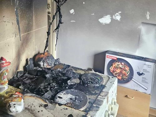 Požár bytu si vyžádal evakuaci desítek osob a zásah záchranářů