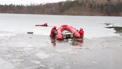 FOTOGALERIE Plzenští hasiči měli cvičení zaměřené na záchranu ze zamrzlé hladiny